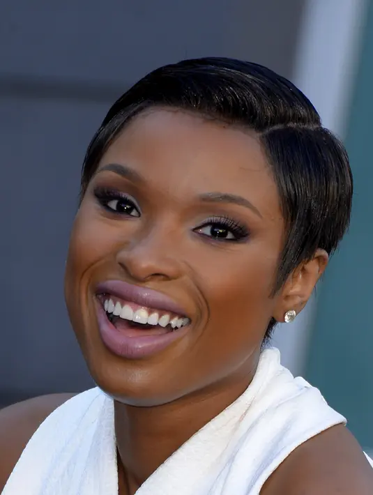 Jennifer Hudson. Ia adalah American Idol di lebih dari satu cara. Penyanyi asal Chicago, yang memiliki cerita seperti dongeng ini merupakan inspirasi untuk semuanya. Seperti kisah penurunan berat badannya serta pembunuhan sadis keluarganya. (Bintang/EPA)