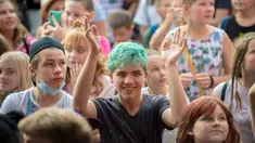 Orang-orang berpartisipasi dalam sesi syuting TikTok di Vilnius, Lithuania (10/8/2020). Bintang media sosial lokal "The Trending Gang" pada Senin (10/8) menggelar sesi syuting TikTok di Vilnius, menarik perhatian ratusan pengikut dan penggemarnya. (Xinhua/Alfredas Pliadis)