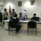 Polisi Geledah Klinik di Condet yang Diduga Terlibat TKI Ilegal (Liputan6.com/Nanda Perdana Putra)