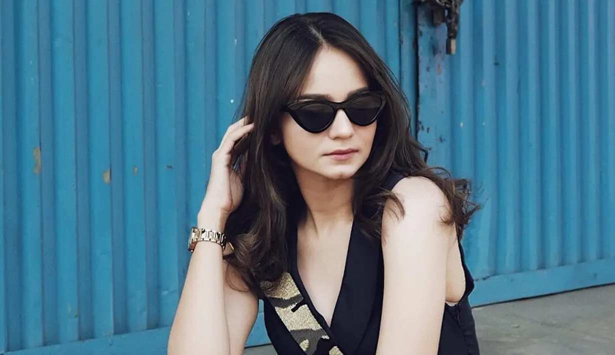 Tak hanya terjun di dunia akting dan presenter, Enzy juga menjadi seorang model. Ia kerap menjadi bintang iklan dan melakukan pemotretan. Wanita berparas blasteran ini sudah menjadi model sejak 2009. (Liputan6.com/IG/@enzystoria)