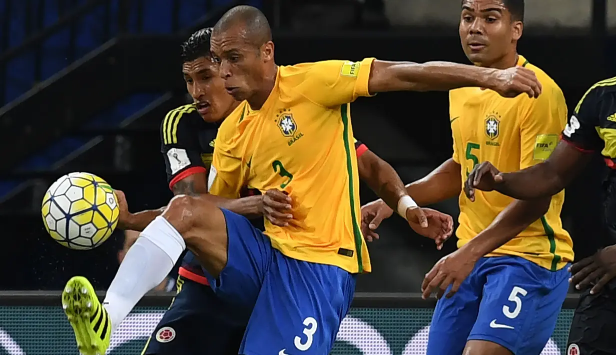Miranda (#3) menyumbangkan satu gol saat Brasil menang 2-1 atas Kolombia pada laga kualifikasi Piala Dunia 2018 Zona Conmebol di Manaus, Brasil, (7/9/2016) WIB. (AFP/Vanderlei Almeida)