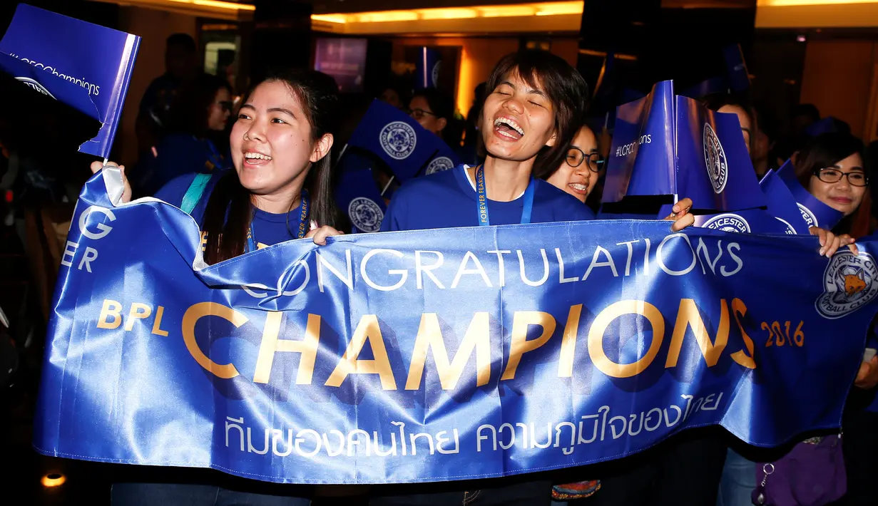 Para Suporter terlihat antusias menunggu kedatangan para pemain Leicester City di Bandara Suvarnabhumi International di Bangkok, Thailand, (18/5). Leicester City menjadi juara liga Inggris 2015-2016. (REUTERS/Athit Perawongmetha)