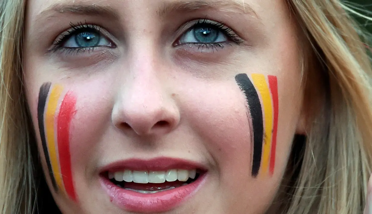 Fans cantik Belgia terlihat serius mnyaksikan timnya melawan Hungaria pada babak 16 besar piala Eropa 2016 di Brussels, Belgia, (26/6/2016). (REUTERS/Eric Vidal)