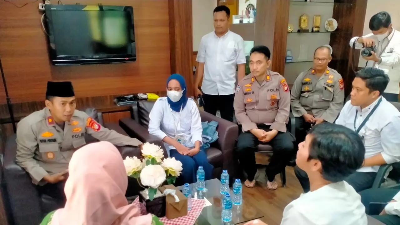 Ketua Komisi Perlindungan Anak Indonesia (KPAI) Ai Maryati Solihah menemui anak di bawah umur di Polsek Tambora. Lima anak di bawah umur dijadikan pekerja seks komersial (PSK) oleh muncikari IC (35).
