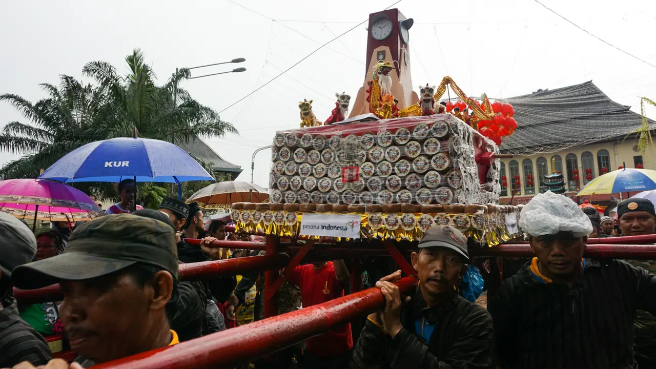 Imlek di Kampung Jokowi, Kirab Kue Keranjang hingga Lampion Ayam 