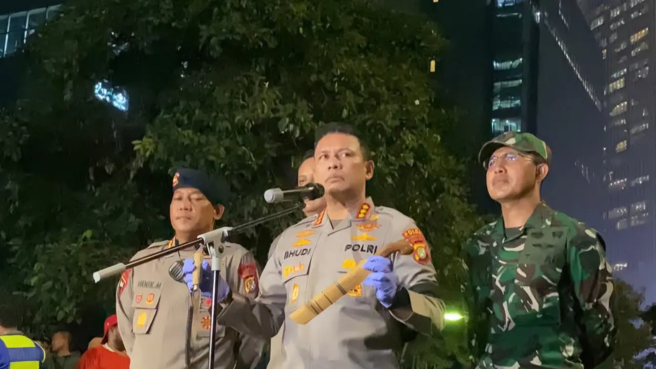 Polisi temukan pisau dan golok saat demo mahasiswa.