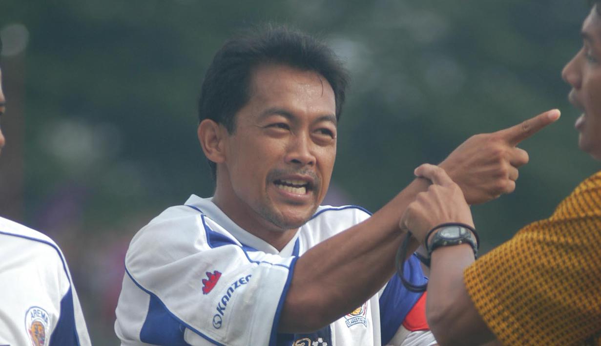 Aji Santoso saat masih aktif bermain dan tengah memperkuat Arema. (Bola.com/Gatot Susetyo)