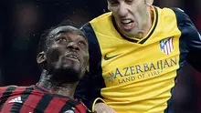 Gelandang AC Milan, Michael Essien berebut bola udara dengan bek Atletico Madrid, Diego Godin selama pertandingan Liga Champion di Stadion Milan San Siro pada 19 Februari 2014. (AFP Photo / Filippo Monteforte)