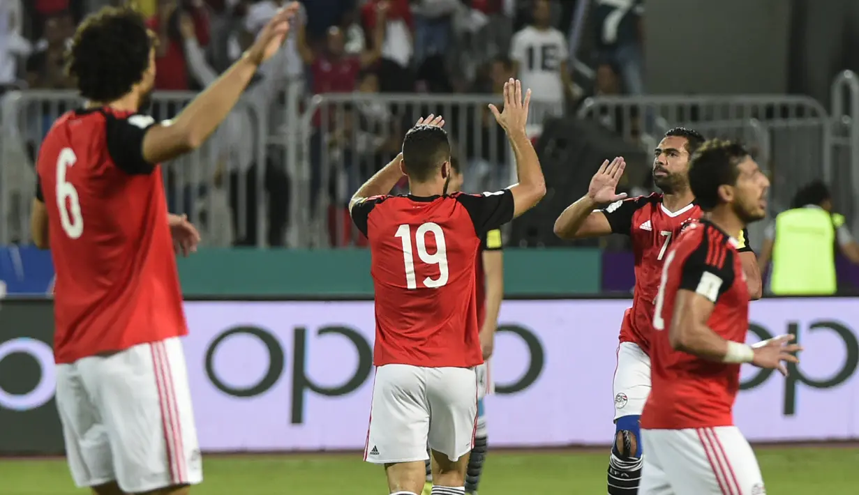 Para pemain Mesir merayakan gol saat melawan Uganda pada laga kualifikasi Piala Dunia 2018 di Borg El Arab Stadium, Alexandria, Mesir (5/9/2017). Mesir menang 1-0. (AFP/Khaled Desouki)