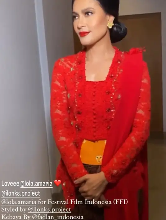 Lola Amaria hadir dengan kebaya merah brokat dipadukan selendang warna serasi serta kain batik sebagai bawahannya dan obi jumputan kuning. [@fadlan_indonesia]