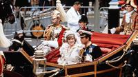 Raja Charles III, atau saat itu masih bergelar Pangeran Wales, dan istrinya, Lady Diana, tiba dengan kereta di Istana Buckingham pada 29 Juli 1981, setelah pernikahan mereka di Katedral St Paul. (POOL/AFP)