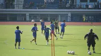 Persib Bandung berlatih di lapangan SPOrT Jabar, Arcamanik, Bandung, Selasa (2/7/2024). (Bola.com/Erwin Snaz)