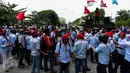 AMT (Awak Mobil Tangki) menyampaikan tuntutan mereka saat melakukan mogok kerja dan unjuk rasa di Depot Pertamina Plumpang Jakarta, Selasa (1/11). Massa menuntut perusahaan menghapus sistem outsourcing dan membayar upah lembur (Liputan6.com/Faizal Fanani)