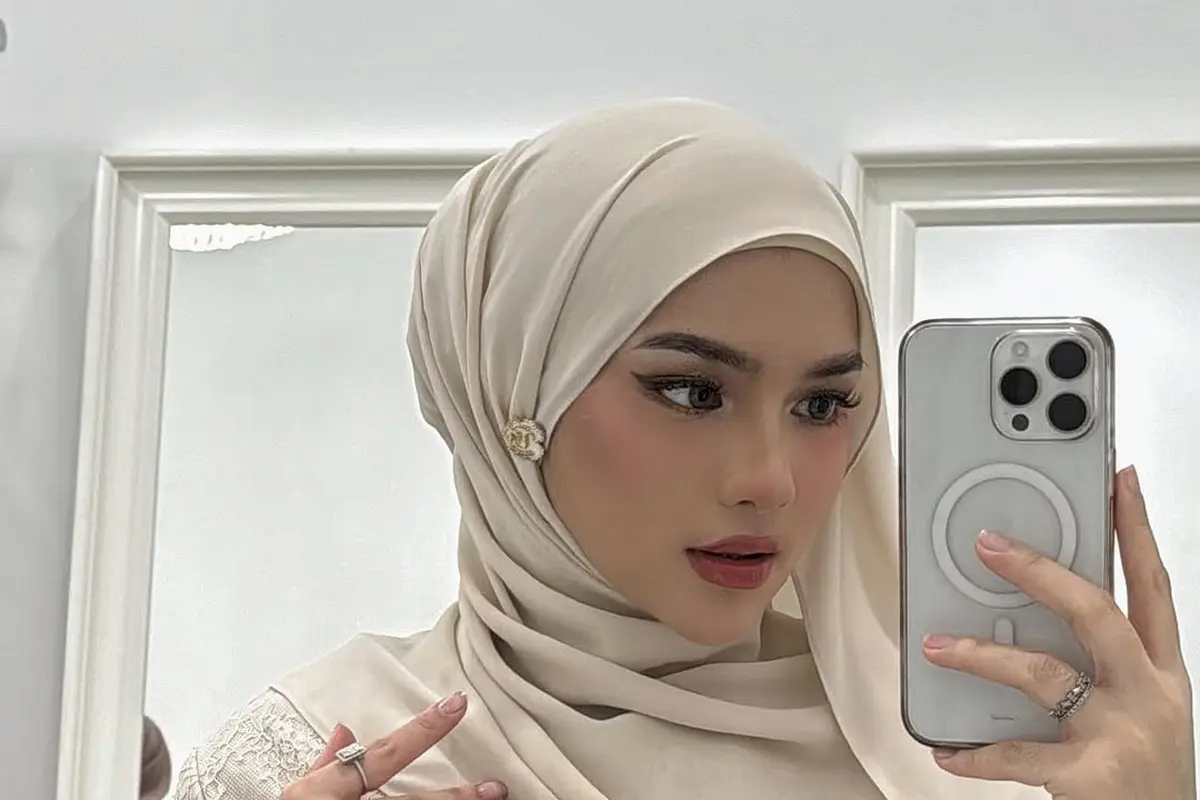 Potret Cantik Davina Karamoy di Malaysia. (instagram/davinaakaramoy)