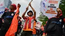 Dalam aksi unjuk rasa tersebut, para buruh juga membawa poster bertuliskan “cabut omnibus law”. (BAY ISMOYO/AFP)