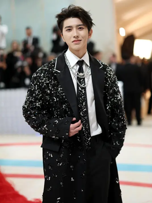 Sayangnya, Kun, sapaan akrabnya, keliru dikenali sebagai tiga selebritas Asia yang berbeda oleh outlet berita besar, seperti Vogue, GQ, dan USA Today. (Photo by Mike Coppola / GETTY IMAGES NORTH AMERICA / Getty Images via AFP)