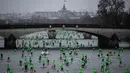 Peserta mengambil bagian dalam Nautic Paddle Race atau lomba dayung sambil berdiri dengan latar belakang The Grand Palais di sungai Seine, Paris, Minggu (8/12/2019). Sekitar 1000 pesaing ikut serta dalam lomba sejauh 11 km menyeberangi sungai Seine. (Photo by Olivier MORIN / AFP)