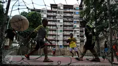 Anak-anak bermain bola di halaman Rusun di Tanah Abang, Jakarta, Senin (4/1/2016). Tahun 2016 Pemprov DKI Jakarta akan membangun 50 rusun bagi warga yang terkena dampak program normalisasi sungai  (Liputan6.com/Johan Tallo)