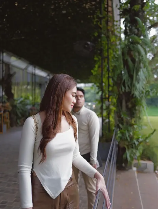 Di potret lain, pasangan ini tampil kembar dengan long sleeve putih dan celana cokelat [@aaliyah.massaid]