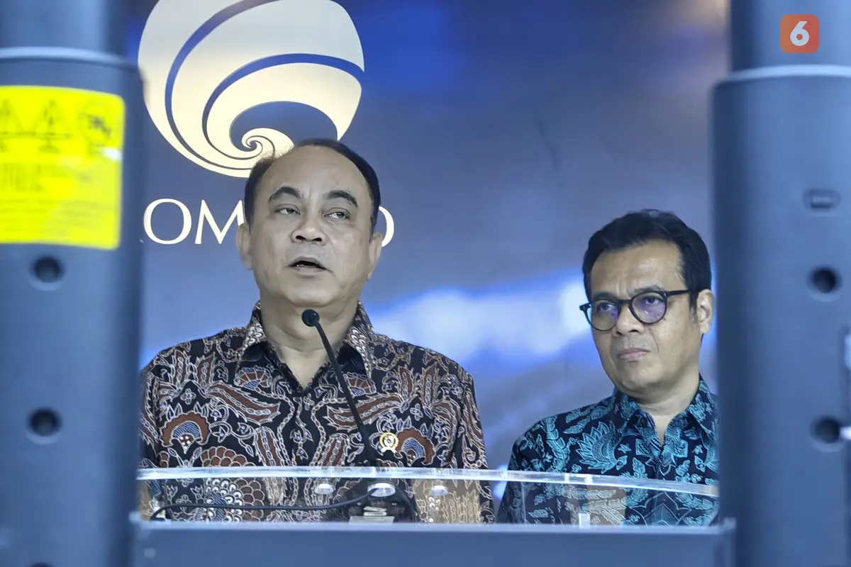 Menkominfo Budi Arie Setiadi (kiri) bersama Wamenkominfo Nezar Patria (kanan) dalam konferensi pers di Jakarta, Jumat (22/12/2023). (Liputan6.com/Giovani Dio Prasasti)