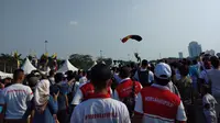 penerjun payung turut memeriahkan kegiatan hari Bhayangkara ke 73 yang digelar di Silang Monas Jakarta Pusat, Minggu (7/6/2019). (Liputan6.com/Ady Anugrahadi)