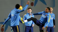 Penyerang Barcelona Lionel Messi (tengah) saat berlatih bersama rekan - rekannya di tempat latihan Joan Gamper, Barcelona, Spanyol, Jumat, (20/11). Sesi latihan kali ini dalam jelang laga El Clasico minggu dini hari nanti. (REUTERS/Albert Gea)