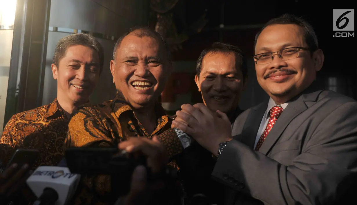 Ketua KPK Agus Rahardjo bersalaman dengan Chief Commissioner Malaysia Anti Corupption Commission Datuk Dzulkifli Bin Ahmad usai melakukan pertemuan di gedung KPK, Jakarta, Rabu (26/7). (Liputan6.com/Helmi Afandi)