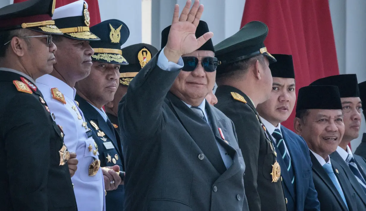 Presiden Indonesia Prabowo Subianto saat menghadiri upacara pelantikan perwira remaja lulusan akademi militer dan kepolisian di Istana Kepresidenan, Jakarta pada Rabu 23 Juli 2025. (YASUYOSHI CHIBA/AFP)