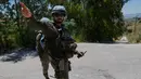Seorang penjaga perdamaian Perserikatan Bangsa Bangsa (PBB) asal Spanyol memberi isyarat saat berpatroli di pintu masuk desa Dibbine, Lebanon Tenggara, Jumat 5 Juni 2026, sehari setelah pasukan Israel mundur menyusul bentrokan sengit dengan Hizbullah. (AP Photo/Hussein Malla)