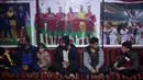 Para pengungsi Suriah menonton pertandingan antara Maroko dan Portugal selama turnamen Piala Dunia Qatar 2022 di dalam tenda di kamp Barisha di bagian utara provinsi Idlib (10/12/2022). Acara nonton bareng ini diselenggarakan oleh sukarelawan organisasi kemanusiaan untuk para penggemar. (AFP/Omar Haj Kadour)