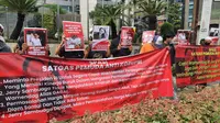Kelompok mahasiswa yang tergabung dalam Satgas Pemuda Anti Korupsi melakukan aksi unjuk rasa di Kantor Kementerian Perdagangan, Jakarta. (Foto:Liputan6/Nanda Perdana Putra)