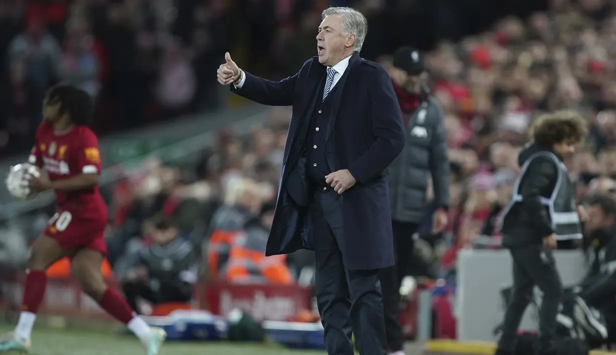 Pelatih Everton, Carlo Ancelotti menginstruksikan pemainnya saat bertanding melawan Liverpool pada pertandingan babak ketiga Piala FA di Anfield, Inggris, Minggu (5/1/2019). Liverpool menang tipis atas Everton 1-0. (AP Photo/Jon Super)
