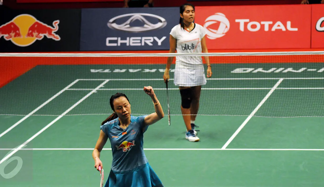 Pebulutangkis ganda putri Tiongkok, Zhao Yunlei mengangkat tangan saat melawan Greysia Polii/Nitya di Total BWF World Championships 2015, Jakarta, Sabtu (15/8/2015). Tian Qing/Zhao Yunlei unggul 21-8, 21-16. (Liputan6.com/Helmi Fithriansyah)
