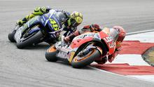 MotoGP Malaysia 2015 yang berlangsung di Sirkuit Sepangmenjadi duel paling panas antara Marquez dan Rossi. Pasalnya, Rossi melakukan gerakan kaki yang membuat Marquez terjatuh. Hasilnya, Rossi diganjar penalti start dari urutan terakhir dan gagal menjadi juara dunia MotoGP 2015. (AFP/Manan Vatsyaya)