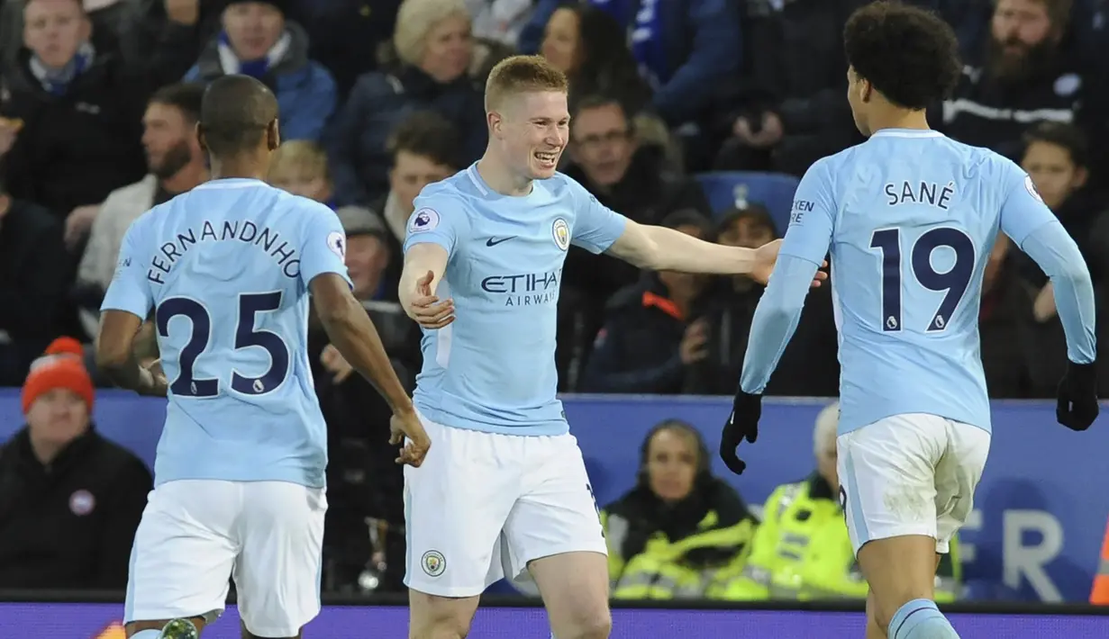 Gelandang Manchester City, Kevin De Bruyne, melakukan selebrasi usai mencetak gol ke gawang Leicester City pada laga Premier League di Stadion King Power, Sabtu (18/11/2017). Manchester City menang 2-0 atas Leicester City. (AP/Rui Vieira)