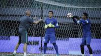 Pelatih kiper timnas Indonesia U-22, Eduardo Perez, saat sesi latihan jelang laga melawan Fiji di Stadion Patriot, Bekasi, Jumat, (1/9/2017). Indonesia akan menjalani laga Persahabatan melawan Fiji. (Bola.com/M Iqbal Ichsan)