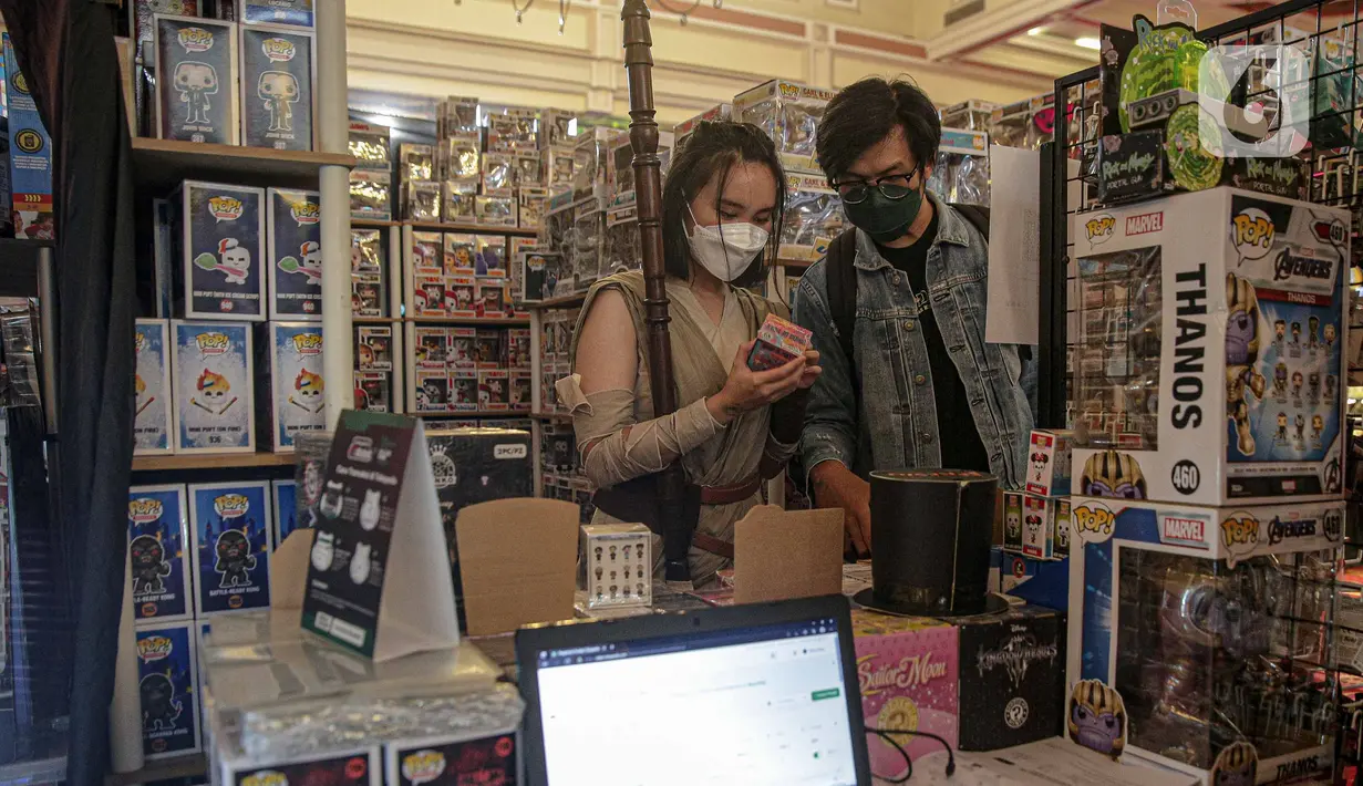 Pengunjung melihat-lihat mainan pada gelaran The Jakarta 17th Toys & Comics Fair 2022 di Balai Sudirman, Jakarta, Sabtu (5/3/2022). Event Pop-Culture untuk para pecinta hobi mainan koleksi dan komik berskala internasional ini kembali diselenggarakan di Jakarta. (Liputan6.com/Faizal Fanani)