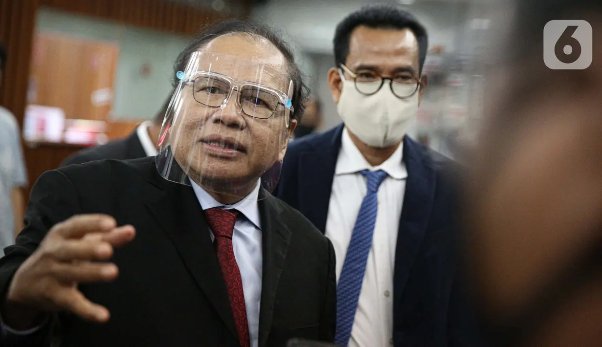 Rizal Ramli memberikan keterangan seusai menyerahkan berkas pengaduan Presidential Threshold di gedung Mahkamah Konstitusi (MK), Jakarta, Jumat (4/9/2020). Rizal Ramli mengajukan judicial review tentang threshold atau ambang batas pemilihan presiden ke MK. (Liputan6.com/Faizal Fanani)