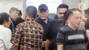 Sejumlah rekan artis terlihat hadir memenuhi area rumah duka. (Liputan6.com/Herman Zakharia)