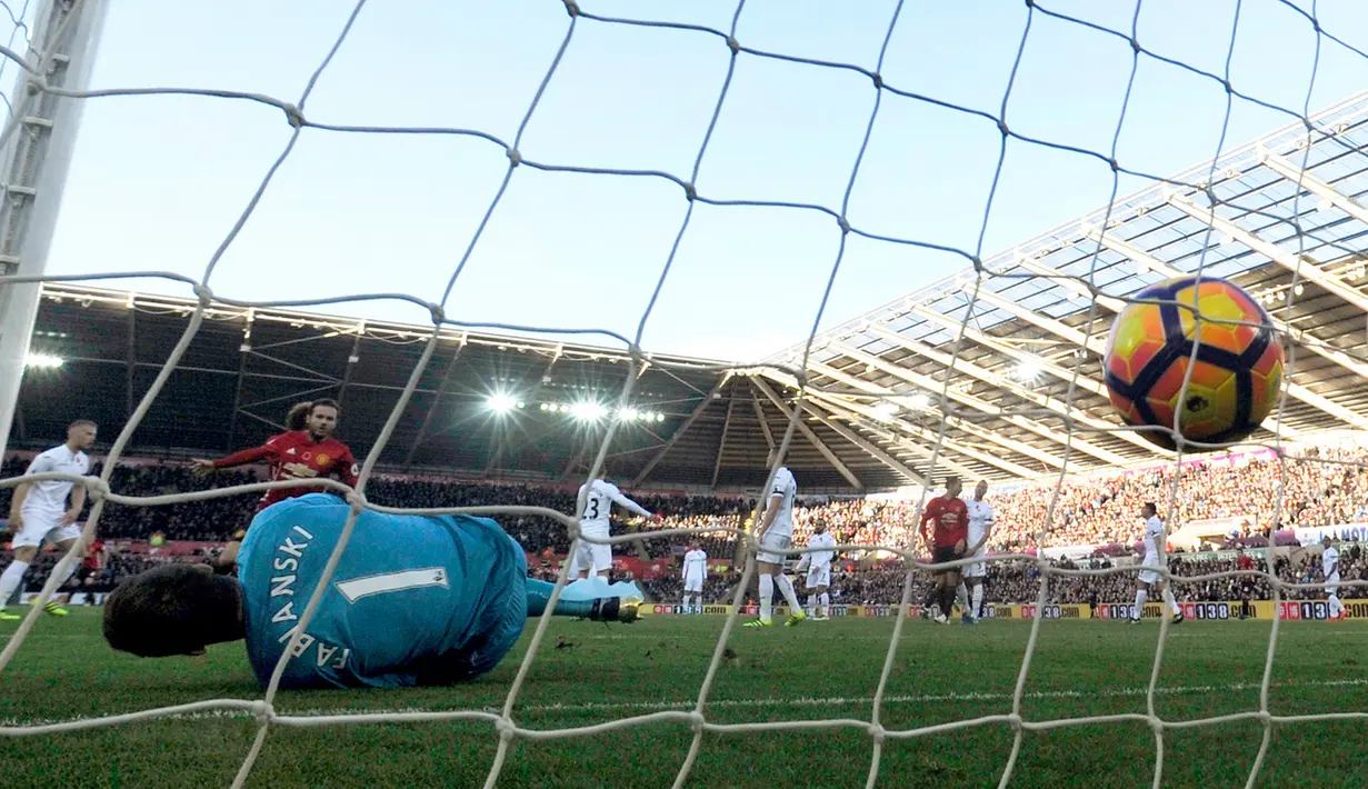 Gawang Swansea City saat dibobol oleh penyerang MU, Paul Pogba pada pertandingan Liga Premier Inggris, Swansea City menjamu Manchester United di Stadion Liberty, Inggris (6/11). (Reuters/Rebecca Naden)