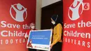 Communication and PR Manager IKEA Indonesia Metha Tri Rizka (kanan) menyerahkan secara simbolis donasi dari program 1 DJUNGELSKOG = 1 EURO kepada Chief of Fundraising and Marcom Save the Children Indonesia Maitra Yodha Rahma Widiantini (kanan) di Jakarta (16/12/2021). (Liputan6.com)