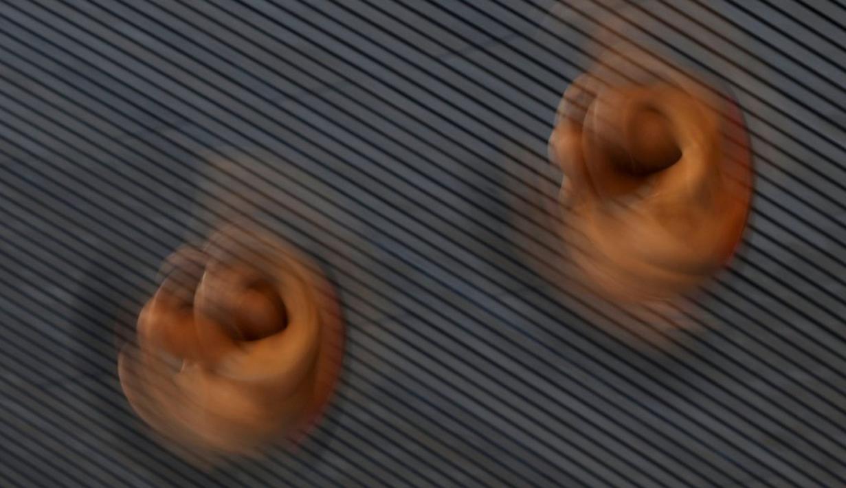 Atlet loncat indah Denmark, Andreas Larsen dan Martin Christensen, beraksi di final sinkronisasi menara Kejuaraan Eropa Akuatik 2016 di London, Inggris, (12/5/2016), (Reuters/Andrew Boyers)