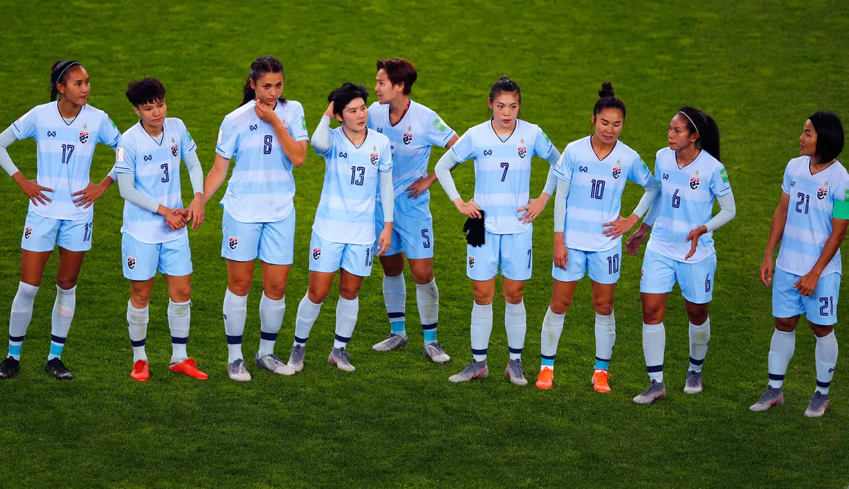 Para pemain Thailand menangis usai pertandingan melawan Amerika Serikat pada grup F Piala Dunia Wanita Prancis 2019 di Stadion Auguste-Delaune di Reims, Prancis (11/6/2019). Amerika Serikat berhasil menang telak atas Thailand dengan skor 13-0. (AP Photo/Francois Mori)