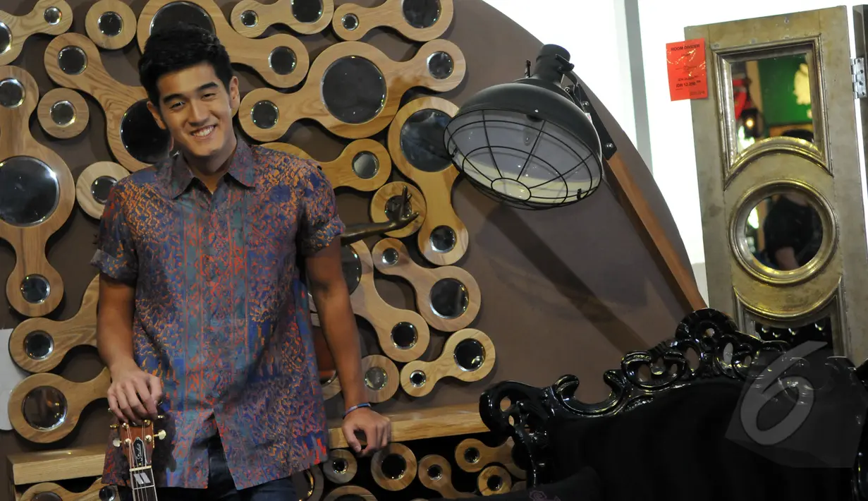 Di Singapura, Nathan Hartono adalah salah satu penyanyi jazz muda ternama. Foto diambil pada Kamis (12/3/2015) di KARE, Senayan City, Jakarta. (Liputan6.com/Panji Diksana)