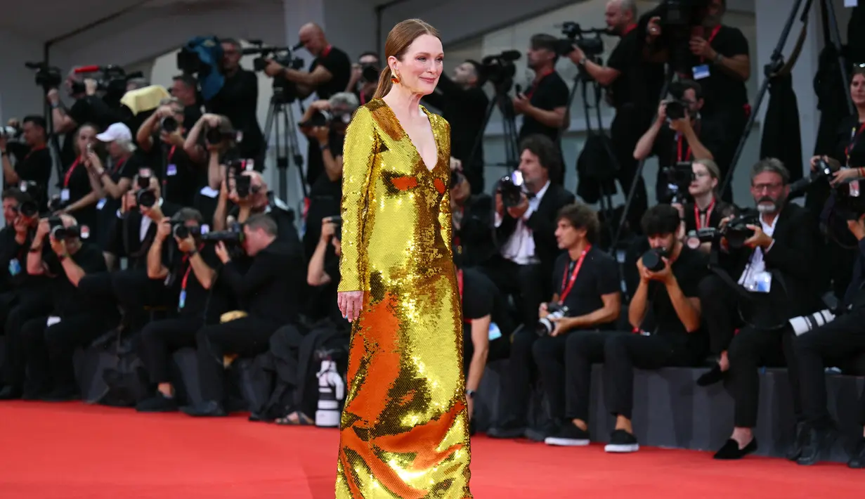 <p>Gaun tersebut dipadukan Julianne Moore dengan sepatu hak tinggi berwarna perak. (Alberto PIZZOLI / AFP)</p>