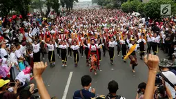 Sekitar 2000 penari membawakan tarian tradisional Indonesia saat Car Free Day di Senayan, Jakarta, Minggu (13/08). Tarian ini merupakan rangkaian dari kampanye Indonesia Is Me yang diadakan untuk mensyukuri Kemerdekaan RI. (Liputan6.com/Fery Pradolo)