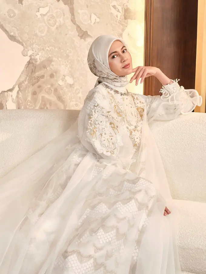 Gaya Elegan Nuansa Putih Paula Verhoeven, Inspirasi Tampilan Lebaran