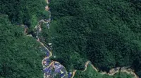 Penampakan deretan tenda biru di Taman Nasional Gunung Halimun Salak di aplikasi Google Map fitur Satelit. (Foto: Liputan6.com/Yandhi Deslatama)