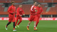 Pemain Timnas Austria, David Alaba (kiri) yang bermain di Bayern Munchen dan Christian Fuchs (kanan) yang membela Leicester City, melakukan latihan jelang lawan Albania di Stadion Ernst Happel, Minggu (27/3/2016) dini hari WIB. (Bola.com/Reza Khomaini)