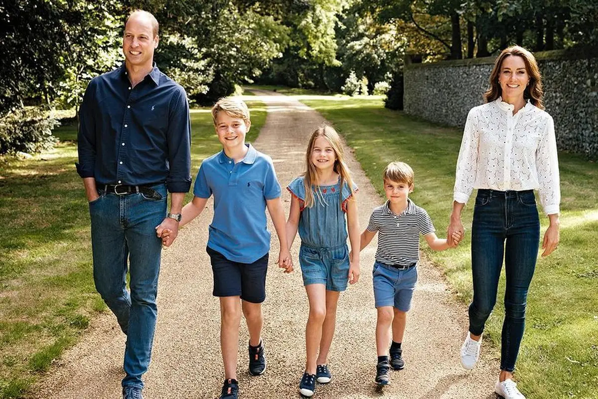 Pangeran William dan Kate Middleton Pilih Kenakan Outfit Kasual untuk Kartu Ucapan Natal